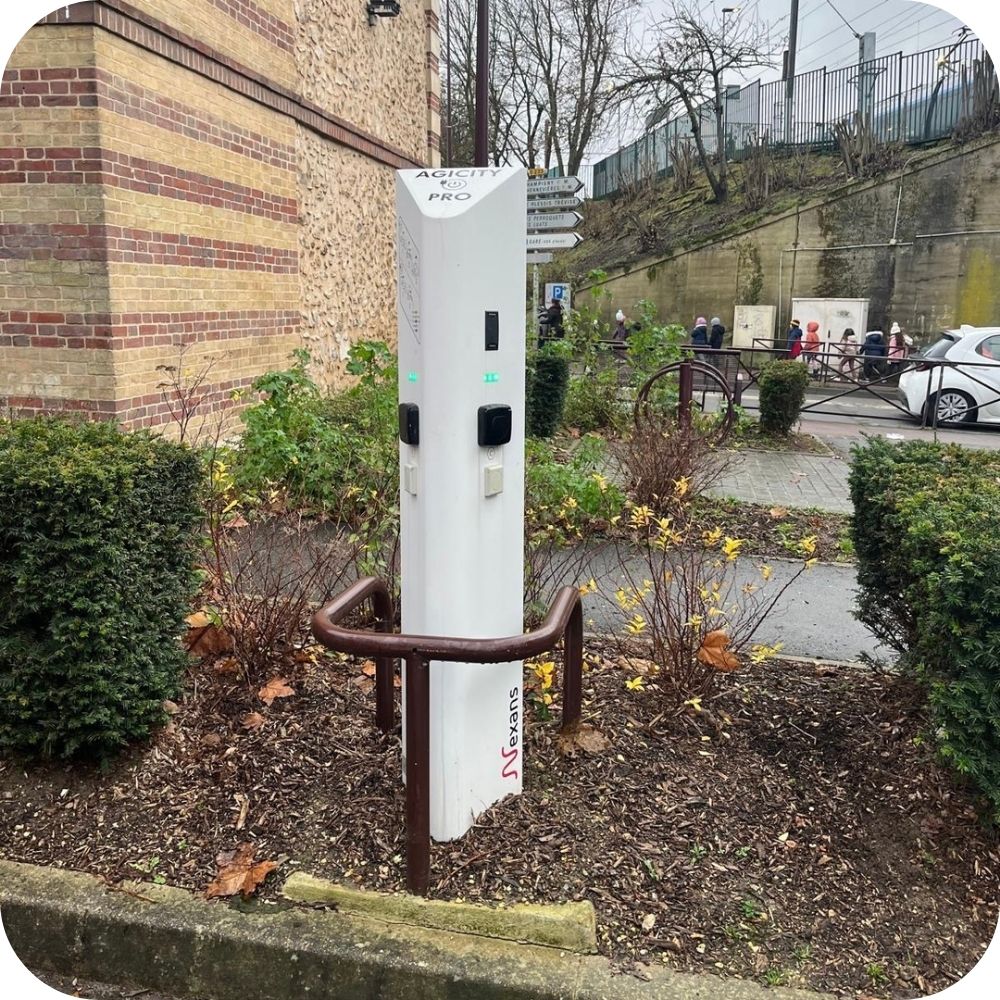 Stélens-borne-de-recharge-evlink-schneider-electric
